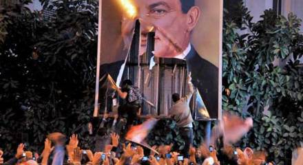 Manifestantes-en-Egipto-arrancan-un-cartel-del-presidente-Hosni-Mubarak.expand